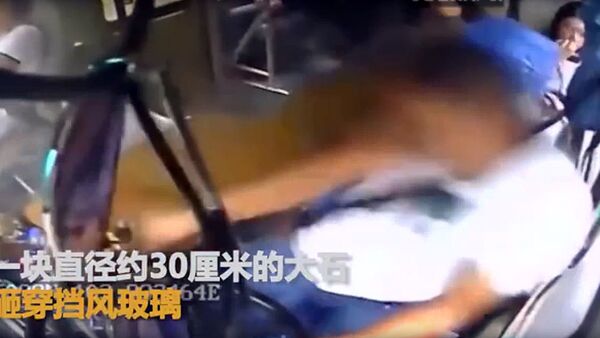 Камень, пробив лобовое стекло, едва не убил водителя автобуса в Китае. Видео - Sputnik Кыргызстан