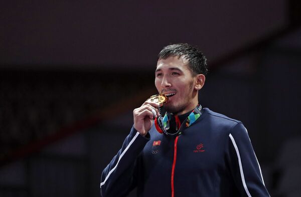 Тыныбекова алган Toyota, Жээнбеков минген Lexus. Спортчулар эмне сый көргөн - Sputnik Кыргызстан