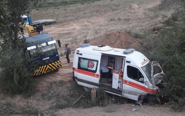 В селе Бостери Иссык-Кульской области произошла авария с участием автомобиля скорой помощи, - Sputnik Кыргызстан