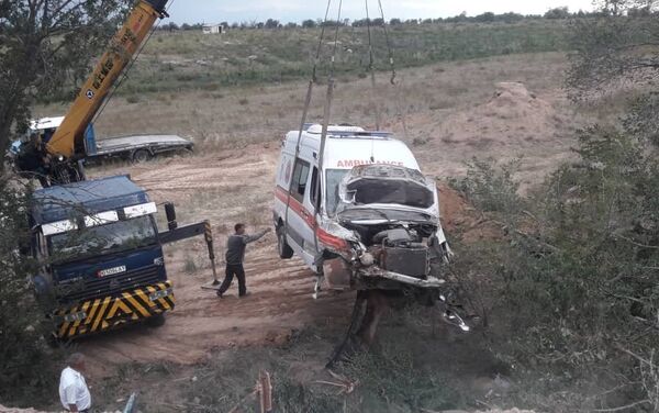 Пострадали пять человек: перевозимый пациент, два медика, водитель медицинского авто и водитель минивэна. - Sputnik Кыргызстан