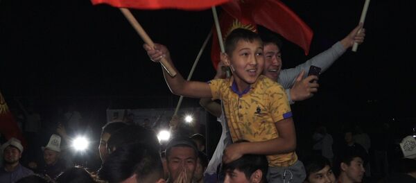 Слезы радости и овации — как встречали борцов КР, вернувшихся с Азиады - Sputnik Кыргызстан