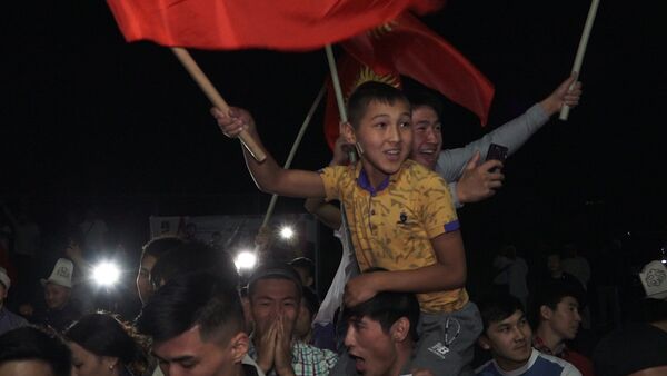 Слезы радости и овации — как встречали борцов КР, вернувшихся с Азиады - Sputnik Кыргызстан
