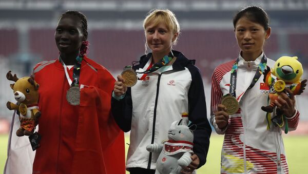 Чемпионка Азиатских игр Дарья Маслова (в центре) во время церемонии награждения - Sputnik Кыргызстан