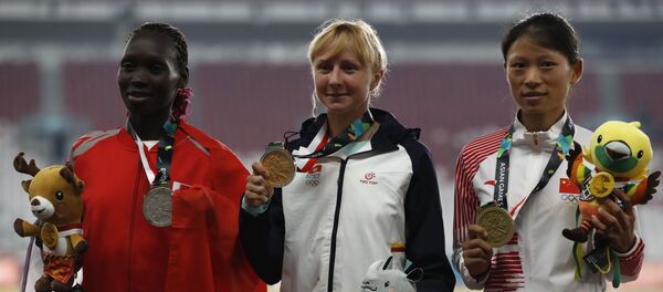 Чемпионка Азиатских игр Дарья Маслова (в центре) во время церемонии награждения - Sputnik Кыргызстан