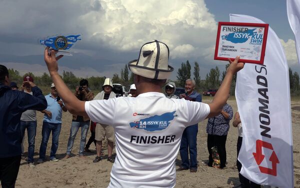54-летний народный избранник от фракции Бир Бол приплыл вторым среди участников заплыва Issyk-Kul Swim Challenge на более чем 14 километров, который состоялся в воскресенье. - Sputnik Кыргызстан