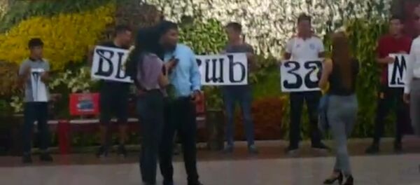 Как парень сделал предложение девушке в аэропорту Манас. Видео - Sputnik Кыргызстан