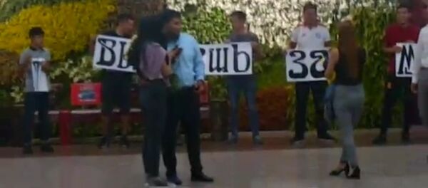 Манас аэропортунан сүйүктүүсүнүн колун сураган жигиттин видеосу - Sputnik Кыргызстан