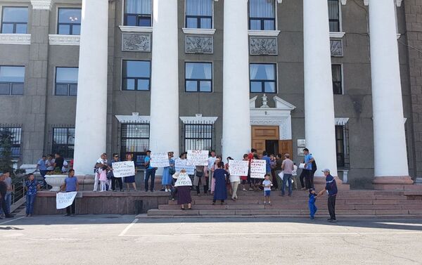 Возле здания мэрии Бишкека проводят митинг жители новостройки Мурас-Ордо - Sputnik Кыргызстан