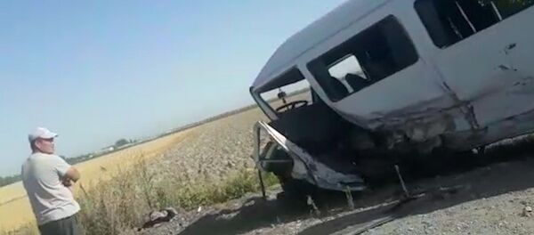Маршрутка с пассажирами и легковушка столкнулись под Бишкеком — видео очевидца - Sputnik Кыргызстан