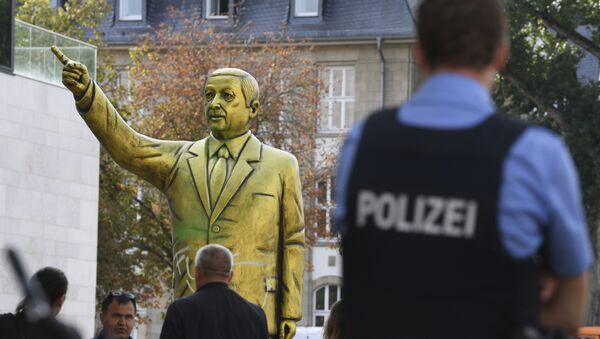 Установка статуи президента Турции Тайипа Эрдогана в Германии - Sputnik Кыргызстан