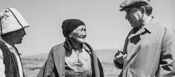 Чыңгыз Айтматов менен Алиман Жангорозова. Фудзиямадагы кадыр түндөн таберик сүрөт - Sputnik Кыргызстан