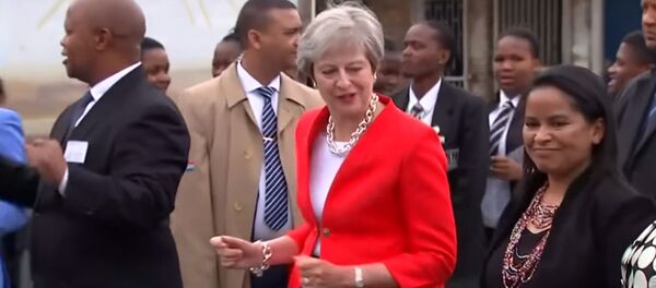 Как робот — соцсети высмеяли странный танец Терезы Мэй. Видео - Sputnik Кыргызстан