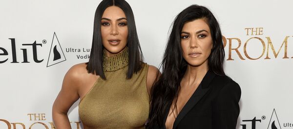 Ким Кардашьян и Кортни Кардашьян в Лос-Анджелесе - Sputnik Кыргызстан