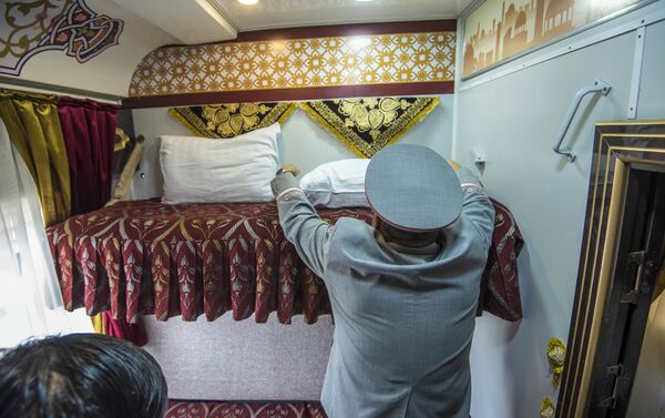 Пассажир может разложить кровать на ночь, также есть кондиционер - Sputnik Кыргызстан