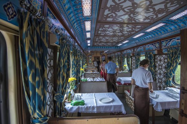 Официанты в ресторане спецпоезда, который прибыл в Бишкек - Sputnik Кыргызстан