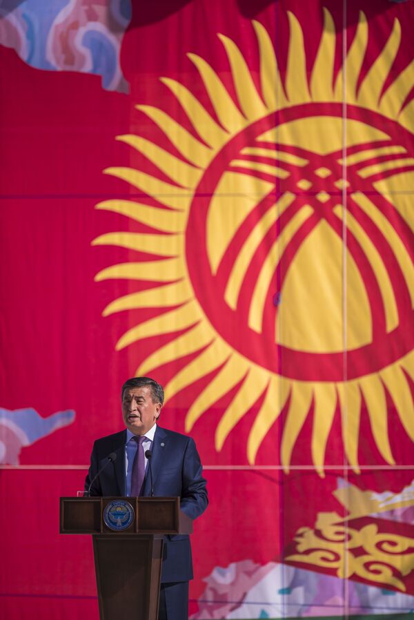 Президент Сооронбай Жээнбеков кыргызстандыктарды эгемендүүлүк күнү менен Ала-Тоо аянтында куттуктап жатат - Sputnik Кыргызстан