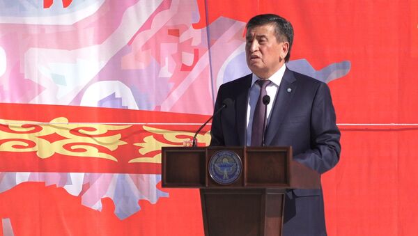 Президент Жээнбеков поздравил кыргызстанцев. Видео с площади Ала-Тоо - Sputnik Кыргызстан