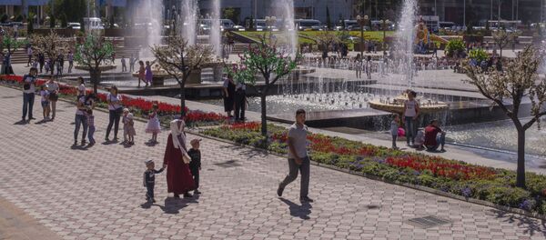 Молодые люди у фонтанов на площади Ала-Тоо в Бишкеке. Архивное фото - Sputnik Кыргызстан