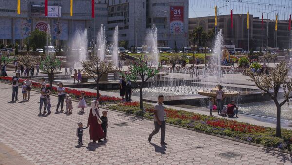 Молодые люди у фонтанов на площади Ала-Тоо в Бишкеке. Архивное фото - Sputnik Кыргызстан