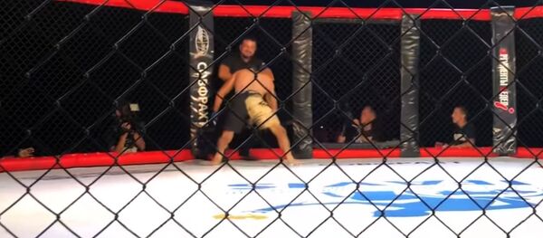 Судья удушающим приемом успокоил бойца ММА после нокаута — видео Судья удушающим приемом успокоил бойца ММА после нокаута — видео - Sputnik Кыргызстан