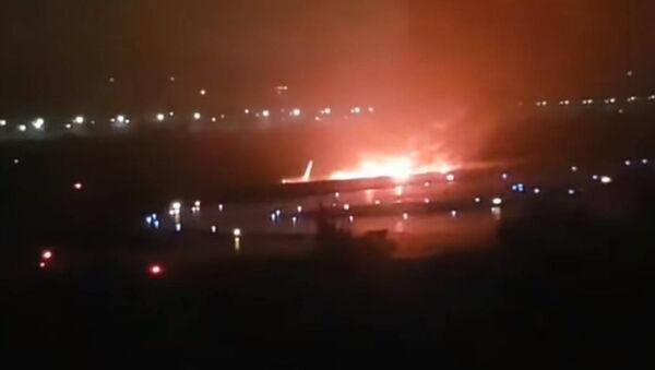 На видео сняли горящий самолет в аэропорту Сочи - Sputnik Кыргызстан
