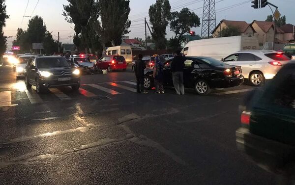 Авария случилась 31 августа примерно в 19.00: милицейская машина столкнулась с автомобилем Toyota Camry на пересечении улиц Медерова и Юнусалиева - Sputnik Кыргызстан