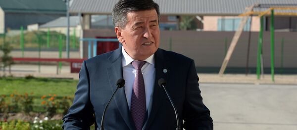 Президент Сооронбай Жээнбеков 1-сентябрда Бишкек шаарынын Ак-Ордо конушундагы №96 мектептин имараты пайдаланууга берилген салтанатка катышып, 300 миң сомдук сертификат тапшырды - Sputnik Кыргызстан