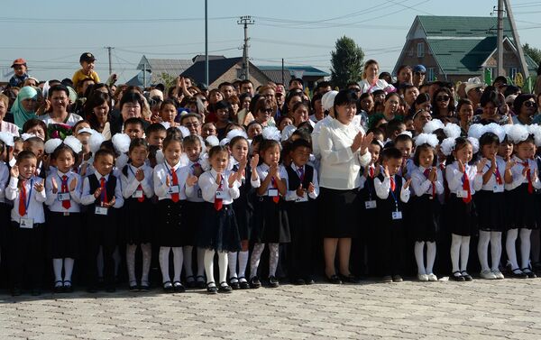 Президент пожелал детям, чтобы школа стала для них колыбелью знаний и новых возможностей - Sputnik Кыргызстан