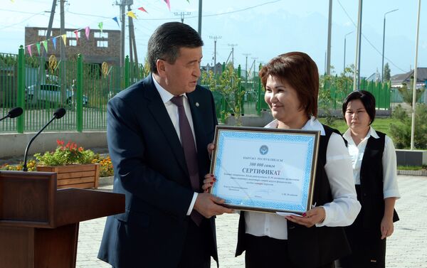 Обращаясь к учителям, глава государства отметил, что они должны совершенствовать преподавательскую деятельность в соответствии с требованиями времени. - Sputnik Кыргызстан
