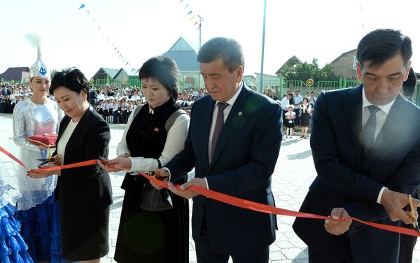 Президент КР Сооронбай Жээнбеков принял участие в церемонии открытия нового здания школы №96 в бишкекском жилмассиве Ак-Ордо - Sputnik Кыргызстан