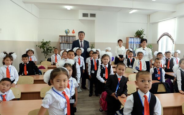 Жээнбеков сообщил, что сегодня первый звонок прозвенел в 28 новых школах страны - Sputnik Кыргызстан