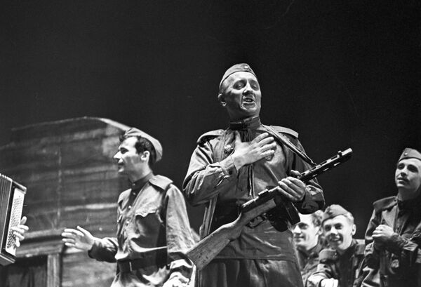 Сцена из спектакля Василий Теркин Сцена из спектакля Василий Теркин - Sputnik Кыргызстан