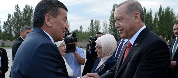 Режеп Тайип жана жубайы Эмине Эрдоганды Манас аэропортунан президент Сооронбай Жээнбеков жана Айгүл Токоева тосуп алып, жолукту - Sputnik Кыргызстан