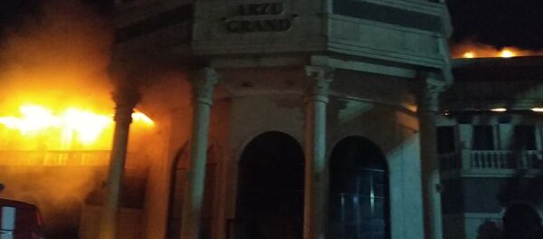 Алоолонгон жалын, тегеректеген эл. Бишкекте “Арзу” кафеси өрттөнүп жаткан видео - Sputnik Кыргызстан