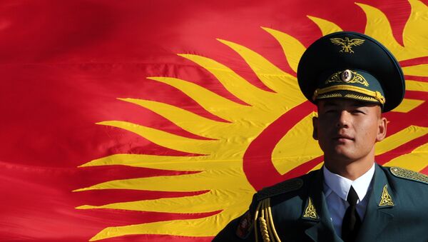 Улуттук гвардиянын жоокери Кыргызстандын желеги менен. Архив - Sputnik Кыргызстан