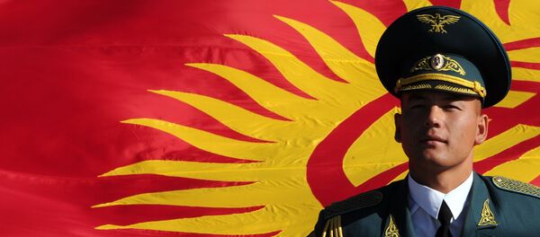 Кыргызстандын желегин көтөргөн жоокер. Архив - Sputnik Кыргызстан