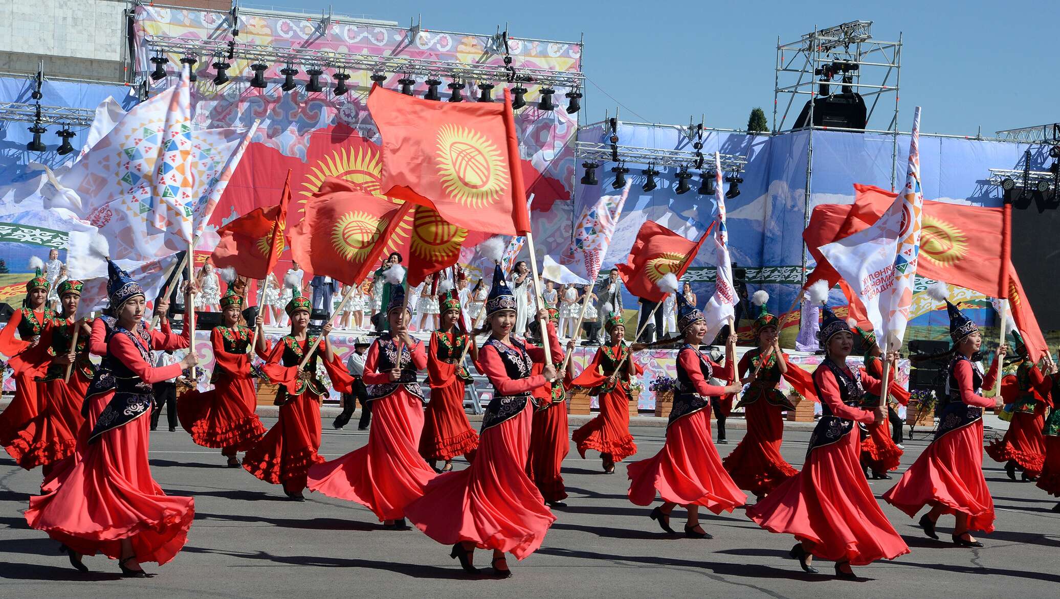 Народный кыргызстан. Традиции Кыргызстана Нооруз. Киргизский праздник Нооруз. Эгемендуулук куну. День независимости Кыргызстана.