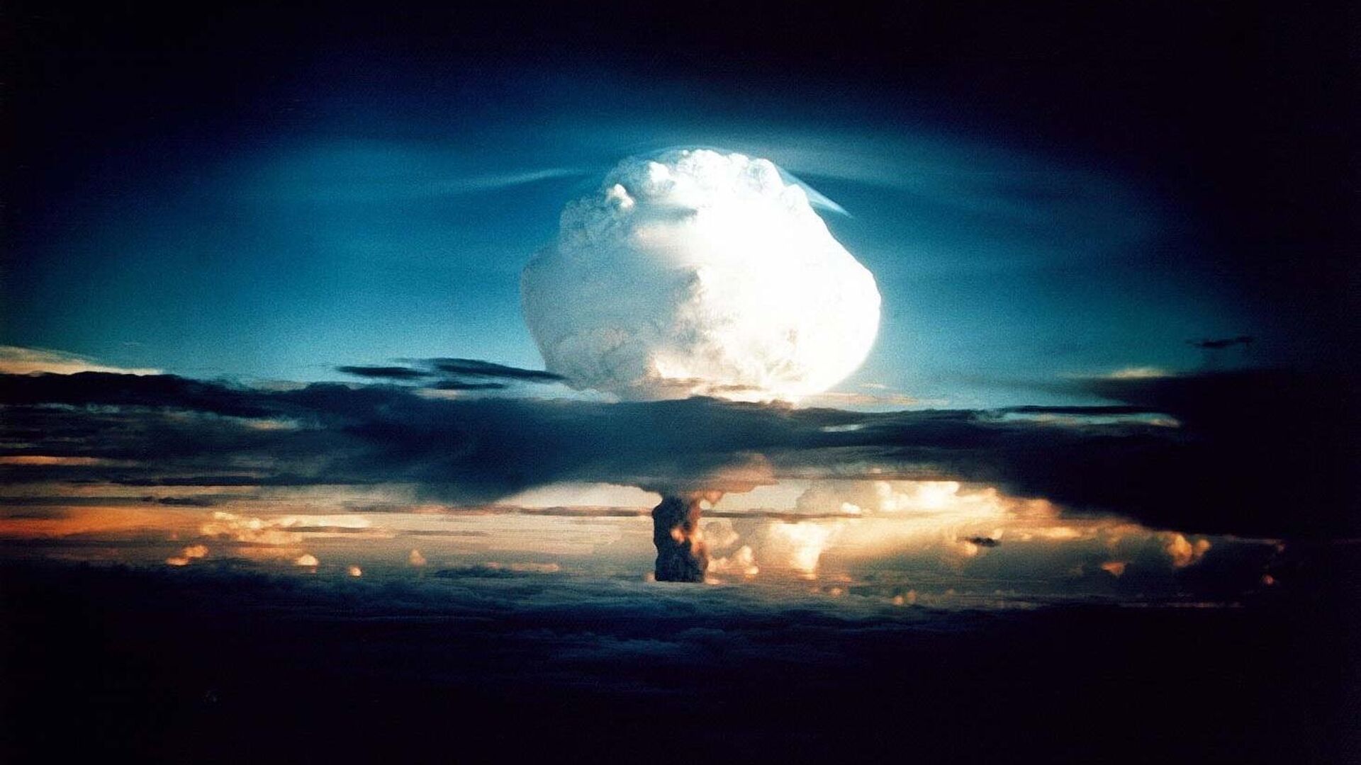 Ядерный гриб после взрыва атомной бомбы. Архивное фото - Sputnik Кыргызстан, 1920, 17.08.2022