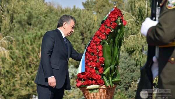 Президент Узбекистана Шавкат Мирзиёев почтил память Ислама Каримова - Sputnik Кыргызстан
