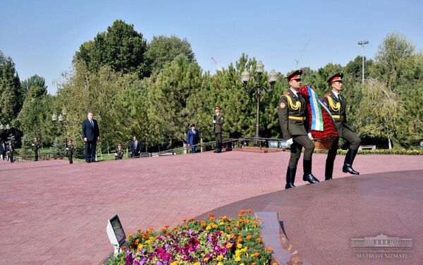 Сегодня, 2 сентября президент Узбекистана Шавкат Мирзиёев посетил мемориальный комплекс имени Ислама Каримова, где возложил цветы к подножию памятника своего предшественника - Sputnik Кыргызстан