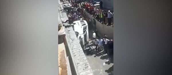 В Оше с моста упала маршрутка, есть пострадавшие — видео - Sputnik Кыргызстан