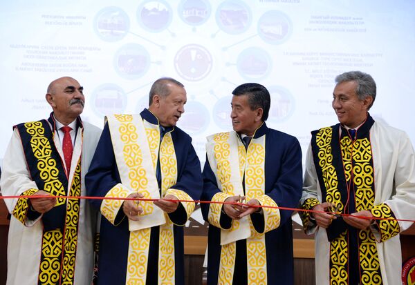 Церемония присвоения президентам Кыргызстана и Турции звания Почетного доктора КТУ Манас - Sputnik Кыргызстан