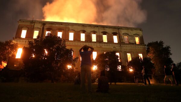 Пожар в Национальном музее Бразилии в Рио-де-Жанейро - Sputnik Кыргызстан