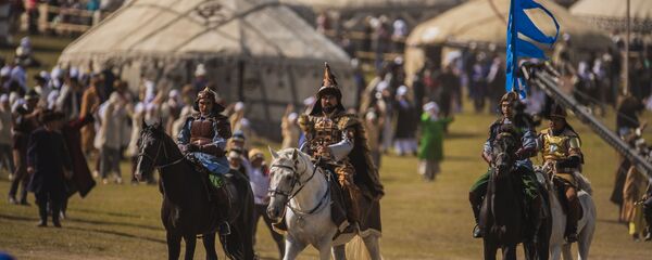 III Всемирные игры кочевников. 2 день. Торжественная церемония открытия этногородка в урочище Кырчын III Всемирные игры кочевников. 2 день. Торжественная церемония открытия этногородка в урочище Кырчын - Sputnik Кыргызстан