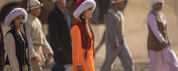 Улуттук кийим кийген кыздар. Архив - Sputnik Кыргызстан