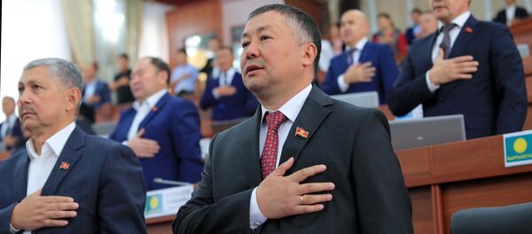 Жогорку Кеңеш бүгүн, 4-сентябрда, жайкы эс алуудан кийин өз ишин баштап, ага үй камагындагы депутат Канат Исаев дагы келди. - Sputnik Кыргызстан