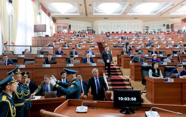 Жогорку Кеңеш бүгүн, 4-сентябрда, жайкы эс алуудан кийин өз ишин баштады - Sputnik Кыргызстан