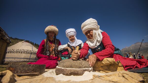Кыргызские женщины в национальной одежде в этногородке Кырчын - Sputnik Кыргызстан