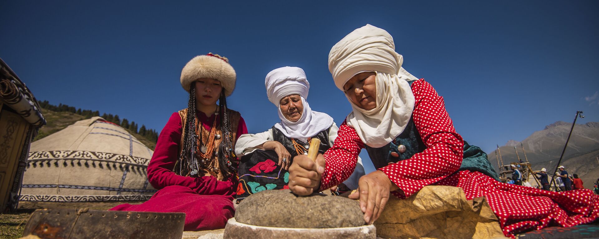 Кыргызские женщины в национальной одежде в этногородке Кырчын - Sputnik Кыргызстан, 1920, 13.03.2026