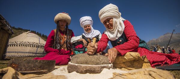 Жаргылчак тартып жаткан аялдар. Архив - Sputnik Кыргызстан